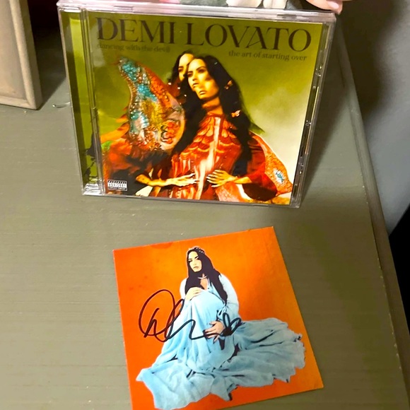 Demi Lovato Signed CD - Picture 1 of 1